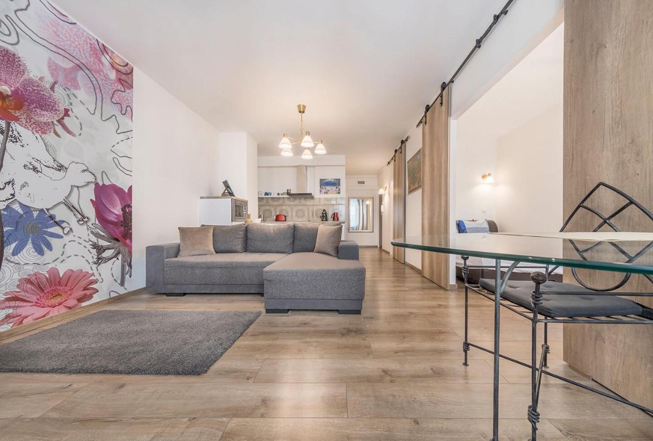 Sandra Close To Chain Bridge Apartment *